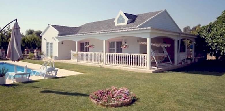 Fiyatları tasarıma, oda sayısına, kat sayısına ve içinde yer alacak özelliklere göre değişkenlik göstermektedir. Prefabrik evler tek ya da çift katlı, istenilen oda sayısında, iç ve dış kısımda kullanılan malzeme kalitesine göre fiyatlarını değiştirmektedir. Ancak prefabrik ev fiyatı her koşulda diğer yapı türlerine göre hesaplı olup kullanıcılar için tasarruf sunmaktadır.